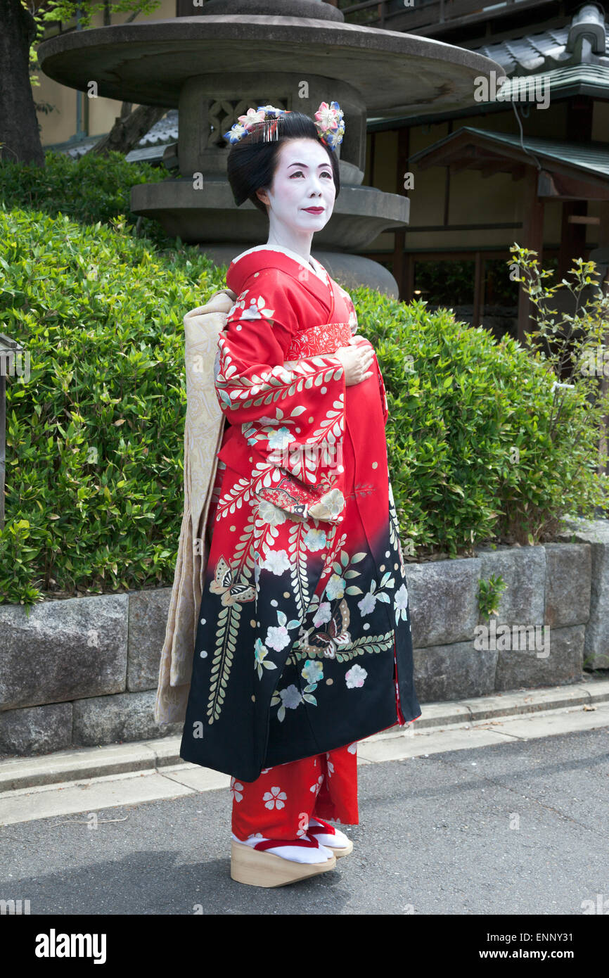 Geisha en vestimentas tradicionales en Kyoto, Japón Foto de stock