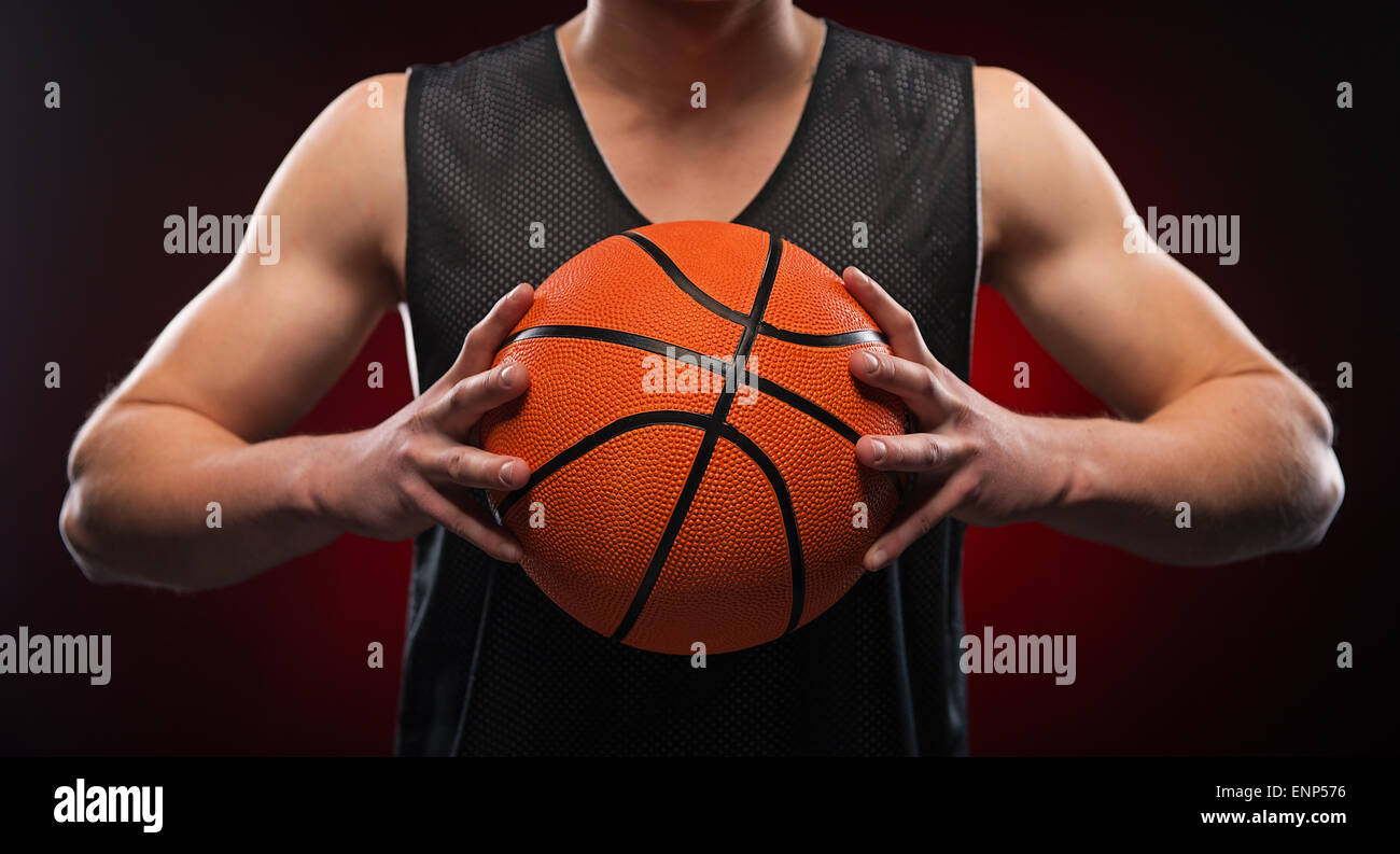 Atleta de baloncesto masculino agarrando el balón Fotografía de stock -  Alamy
