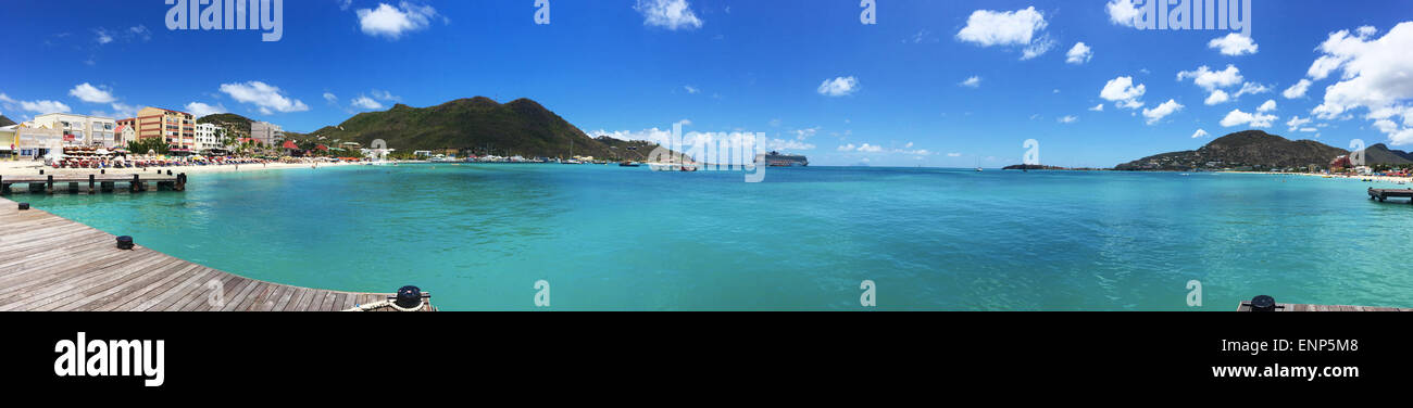 San Martín, San Martín, en Sint Maarten, Antillas Holandesas: el Mar Caribe y el perfil de la ciudad de Philipsburg, visto desde el muelle del puerto. Foto de stock