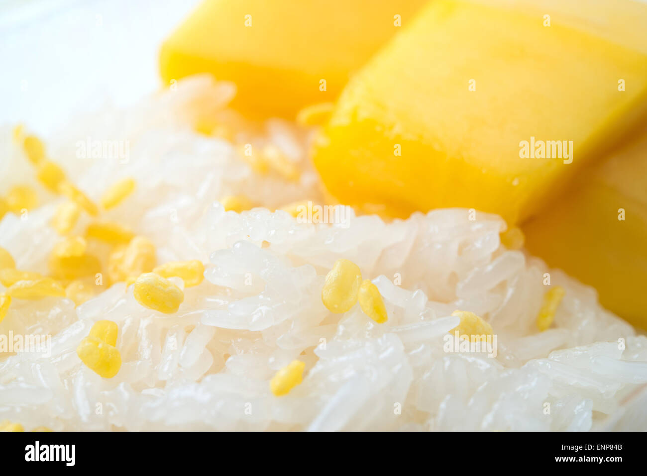 Mango con arroz pegajoso, postre tailandés Foto de stock