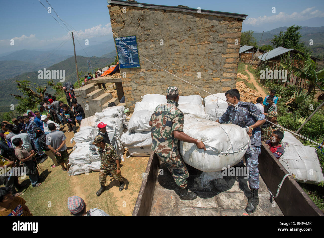 Nepal ayuda militar descargar suministros humanitarios en el distrito de Gorkha, Nepal, tras el terremoto de 2015. Foto de stock