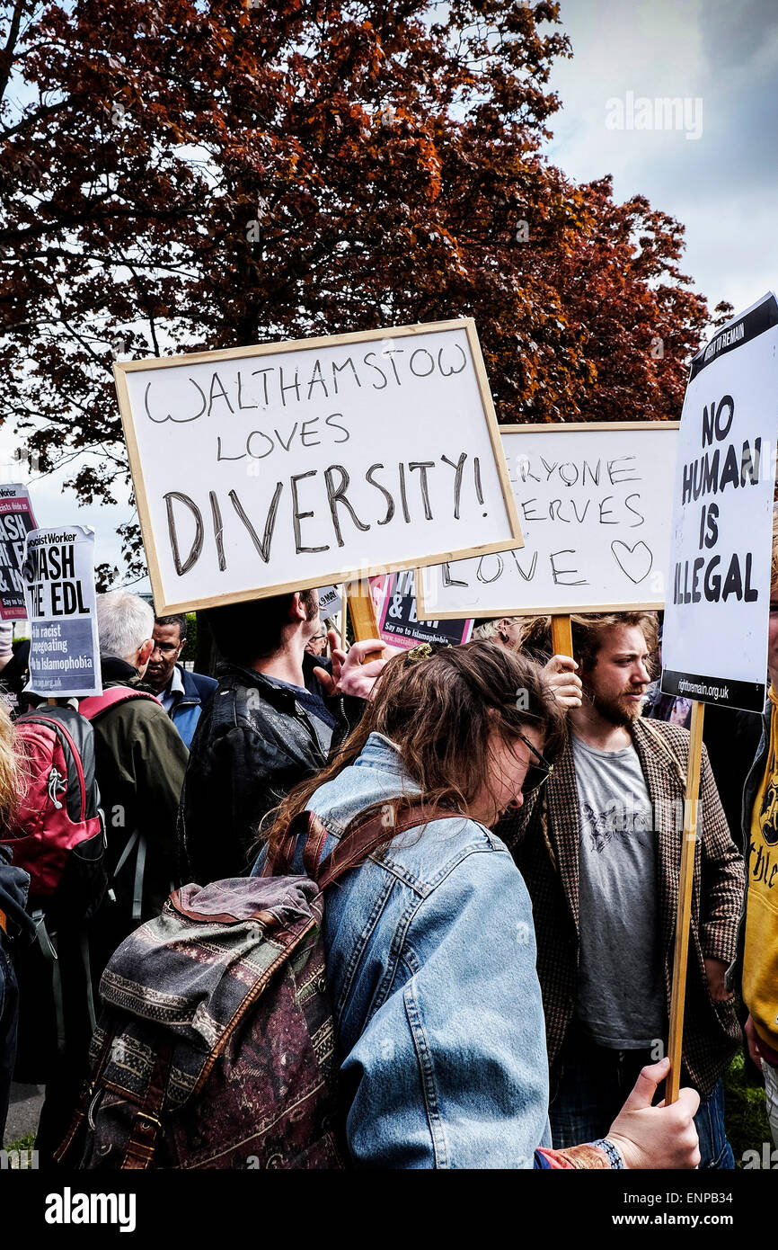 Waltham Forest. 9 de mayo de 2015. Anti-fascistas se reúnen para protestar contra una marcha celebrada por la Liga de Defensa Inglés. Fotógrafo: Gordon Scammell/Alamy Live News Foto de stock