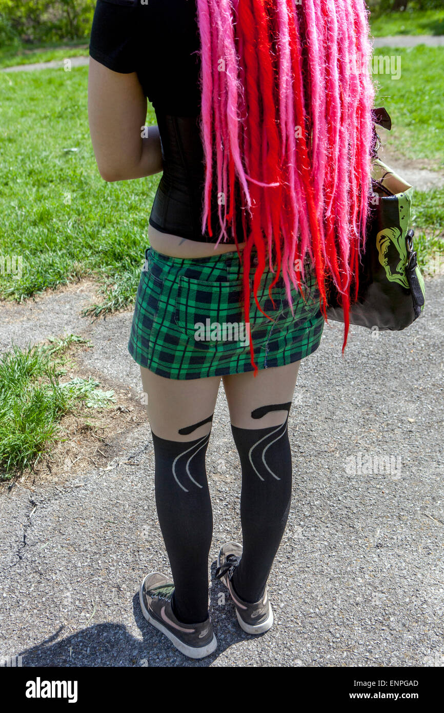 Chica dreadlocks, falda corta, calle de moda Foto de stock