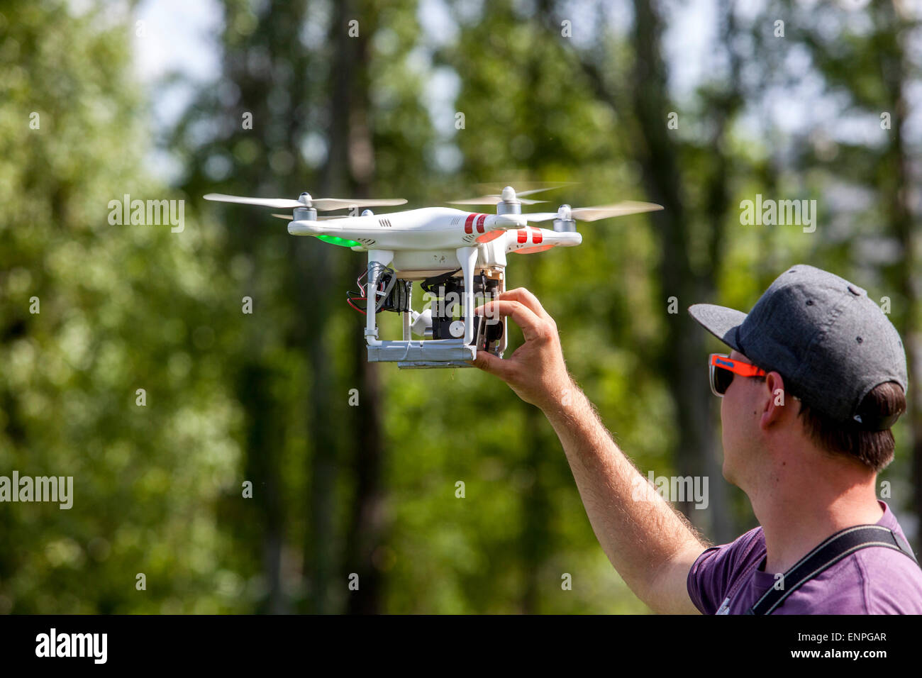 Hombre con drone Foto de stock
