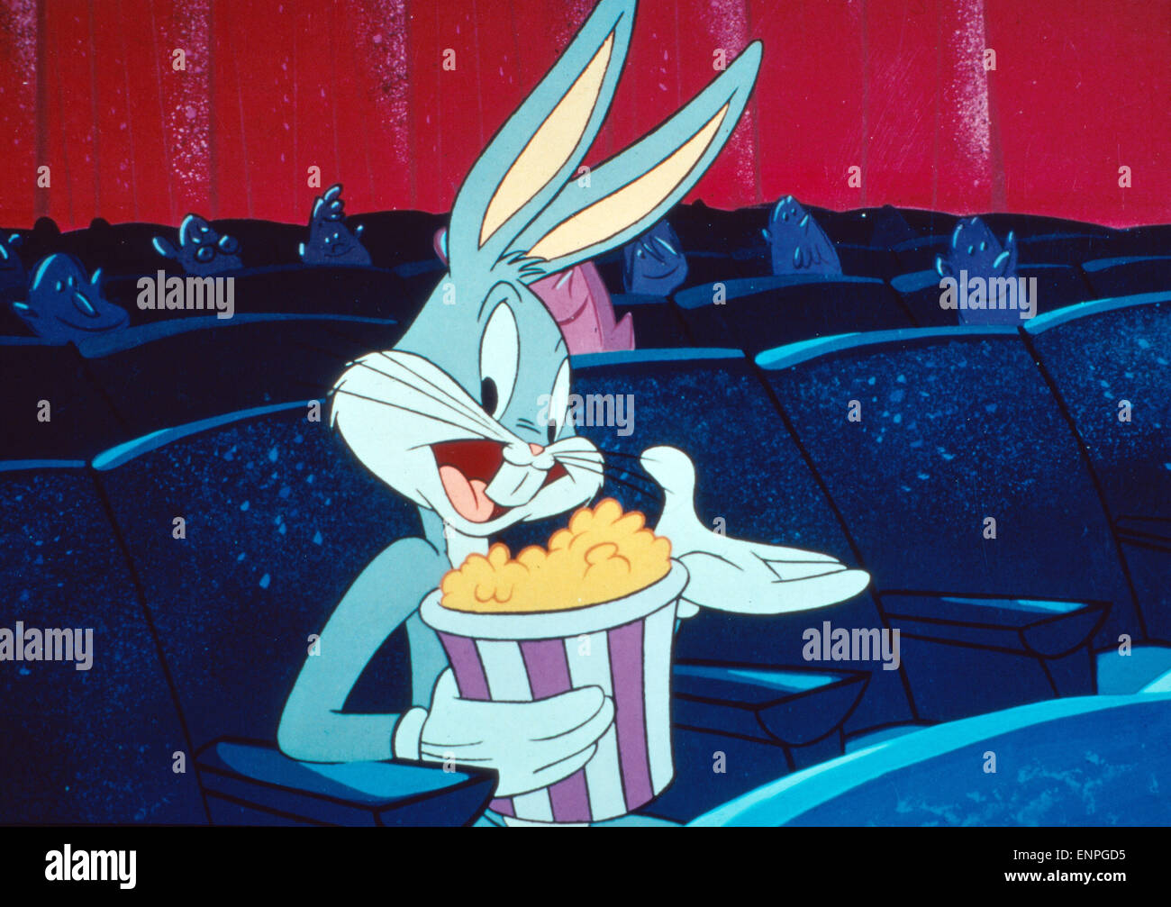 Bugs Bunny mit einem Eimer palomitas im Kino, 1940 er Jahre. Bugs Bunny disfrutando un balde de palomitas en el cine, 1940. Foto de stock