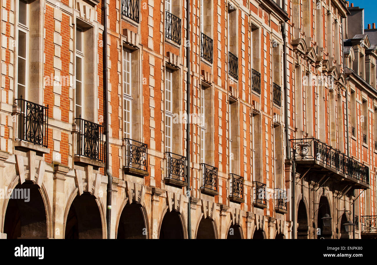 Los edificios históricos en el Marais (el pantano) distrito de París. Foto de stock