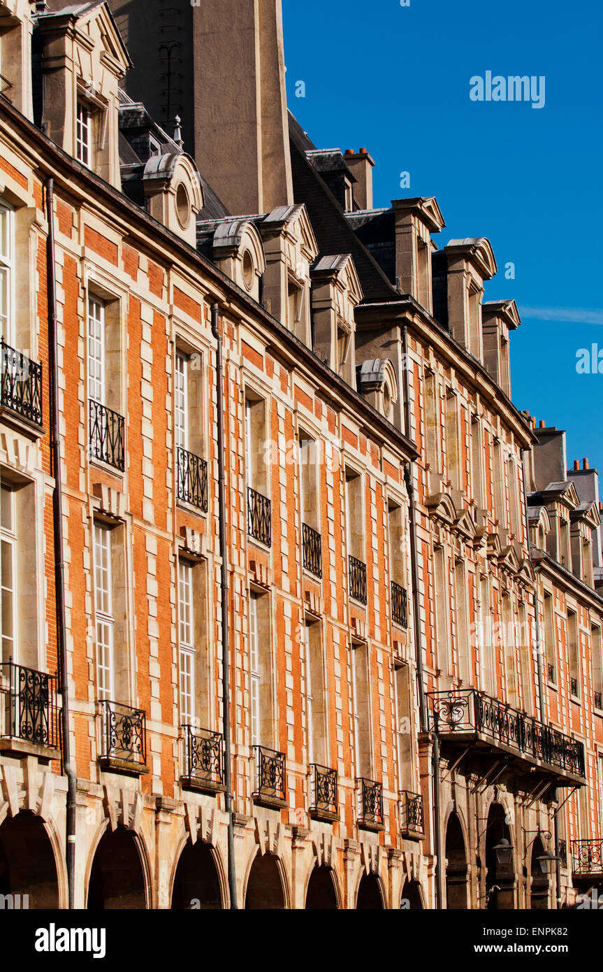 Los edificios históricos en el Marais (el pantano) distrito de París. Foto de stock