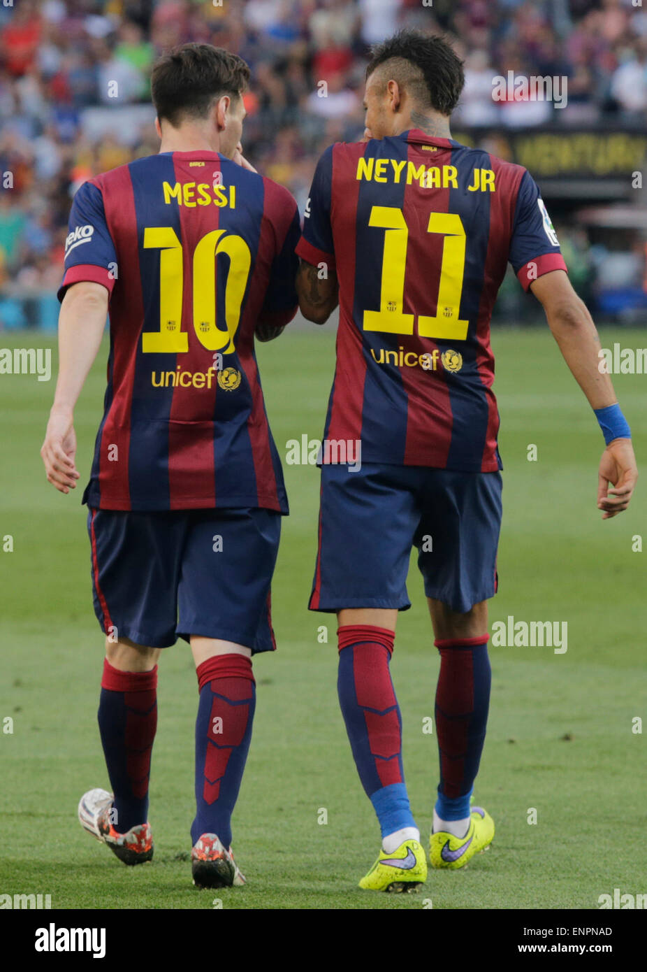 Barcelona Espana 9 De Mayo De 15 El Fc Barcelona Lionel Messi L Conversa Con Su Companero Neymar Da Silva Santos Junior Durante El Partido De Futbol De La Liga Contra La