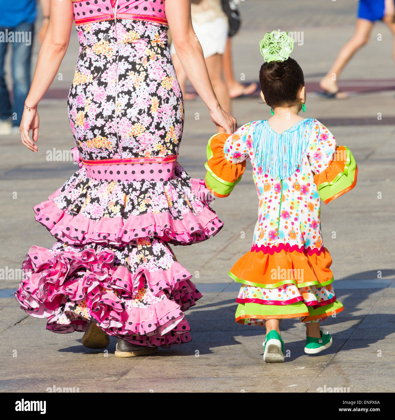 Madre e hija en coloridos vestidos en feria de abril fiesta flamenca en  España Fotografía de stock - Alamy