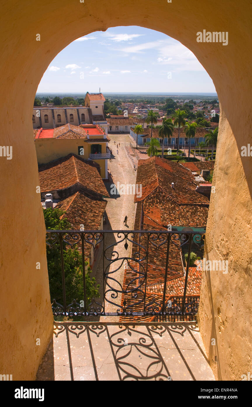 Vista superior del techo a través de un arco en Trinidad de Cuba, Cuba Foto de stock