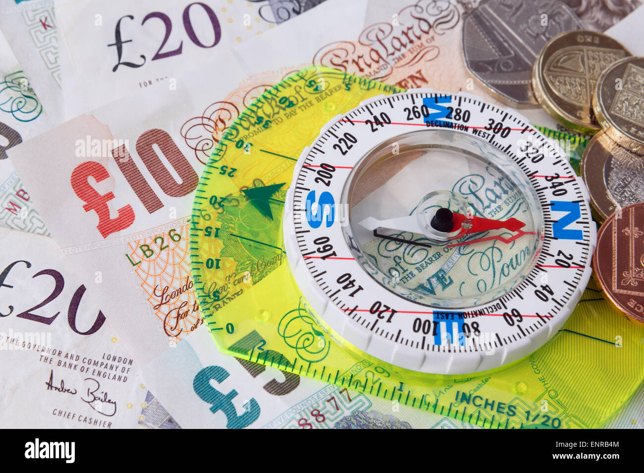 Compass en billetes de dinero en libras esterlinas para ilustrar la dirección del concepto de recuperación de la economía británica y la austeridad. Inglaterra, Reino Unido, Gran Bretaña Foto de stock