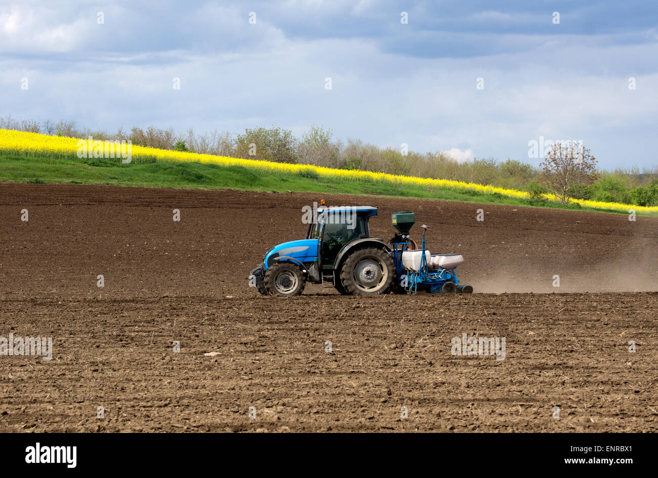 Un campo agrícola con un tractor Foto de stock