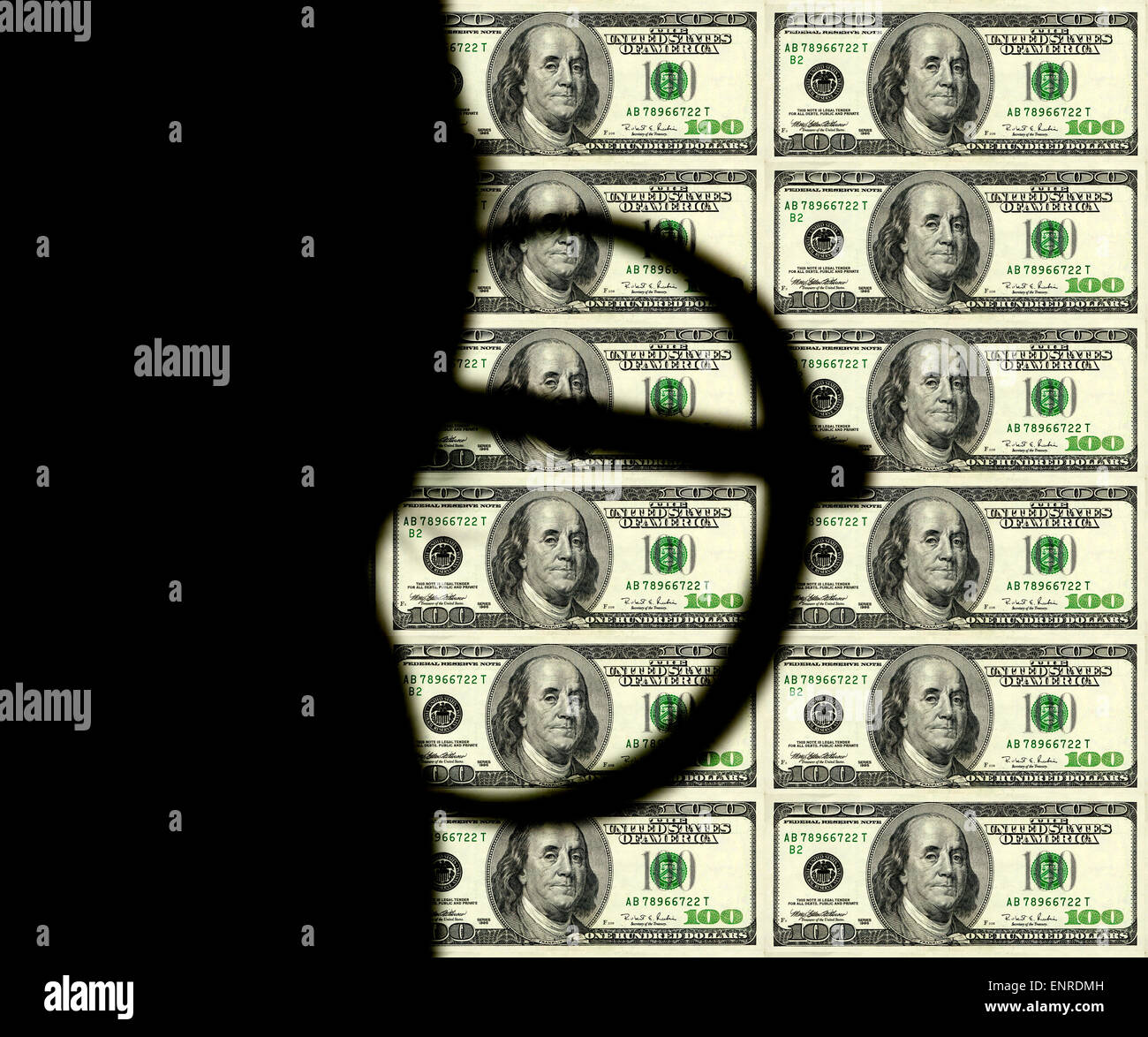 Primer plano de computer generated silueta de un hombre estudiando hoja de uncut billetes de $100 por equipo conceptual del monitor Foto de stock