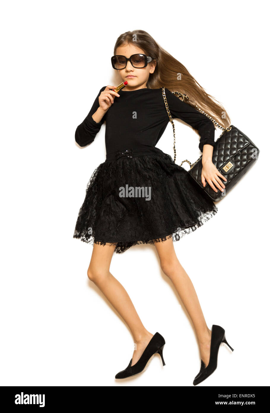 Disparos aislados desde la parte superior de la linda chica tumbado en el  suelo y ropa elegante al maquillaje Fotografía de stock - Alamy
