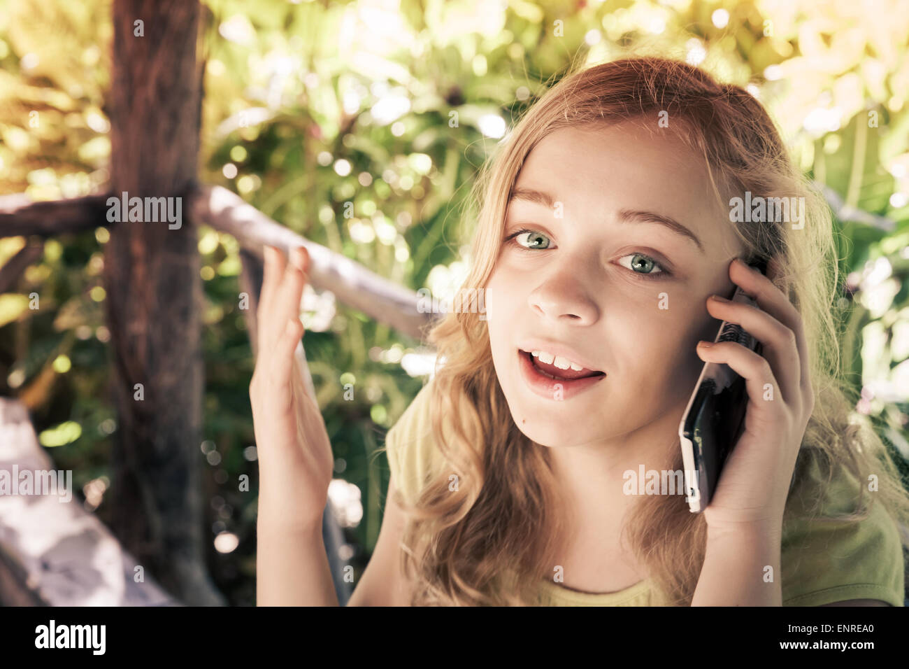 Outdoor Retrato De Hermosa Rubia Caucásica Adolescente En Un Parque Hablando Por Un Teléfono