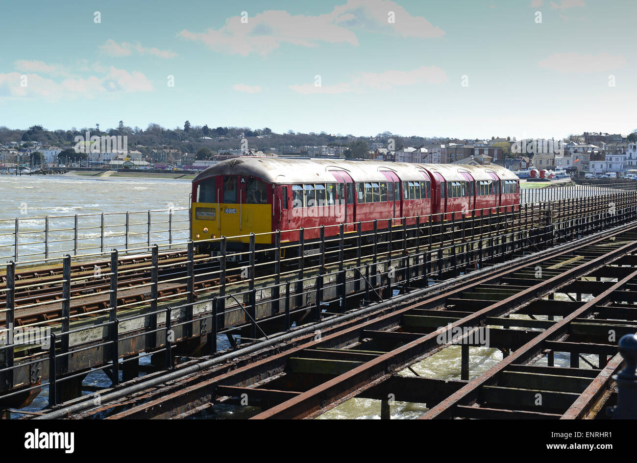 Ryde Pier de trenes trenes antiguos trenes de metro de Londres en la Isla de Wight Foto de stock