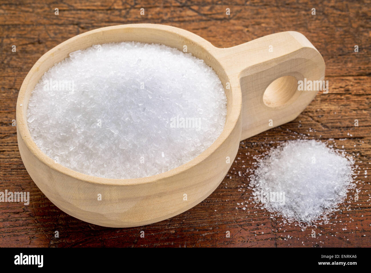 Sulfato de magnesio (sales de epsom) en una cuchara de madera rústica - baño  relajante concepto Fotografía de stock - Alamy