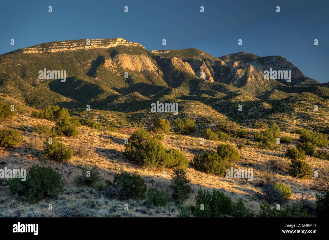 Extremo norte de las montañas Sandia, cara oeste visto desde placitas, NM Foto de stock