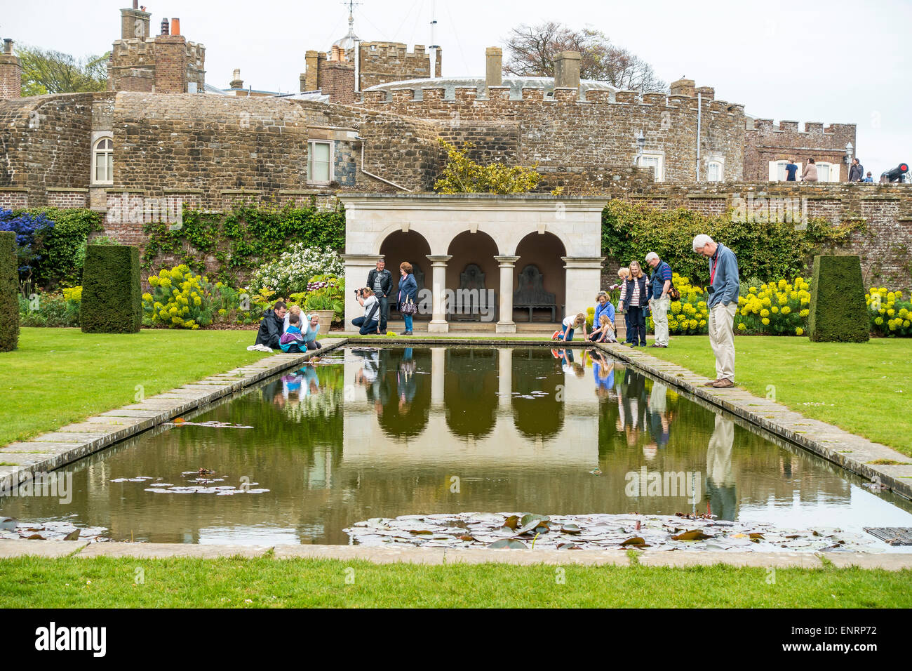 Lily Pond formal Walmer Castle Garden tratar Kent UK Foto de stock
