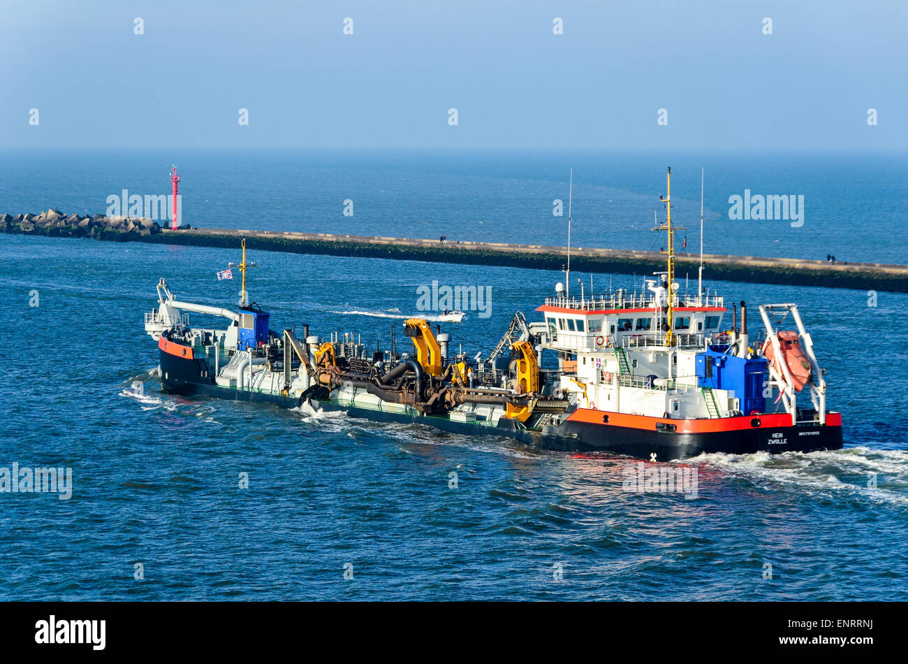 Un barco que navega hacia el mar abierto desde el puerto de Rotterdam, Países Bajos Foto de stock