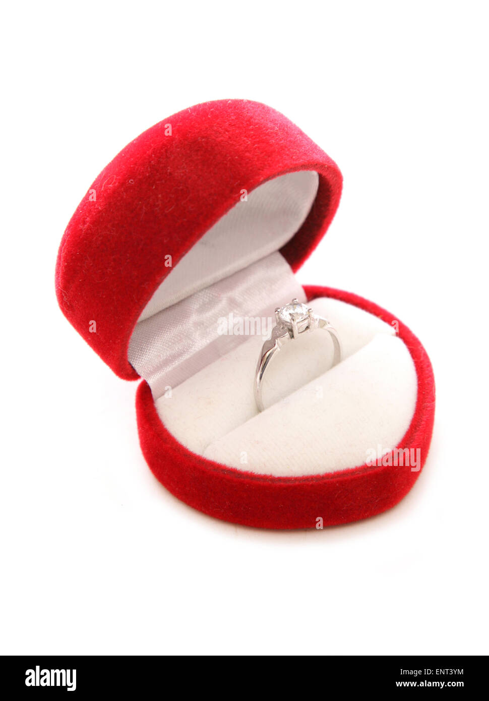 Diamond Engagement Ring en el recorte de la caja del corazón Foto de stock