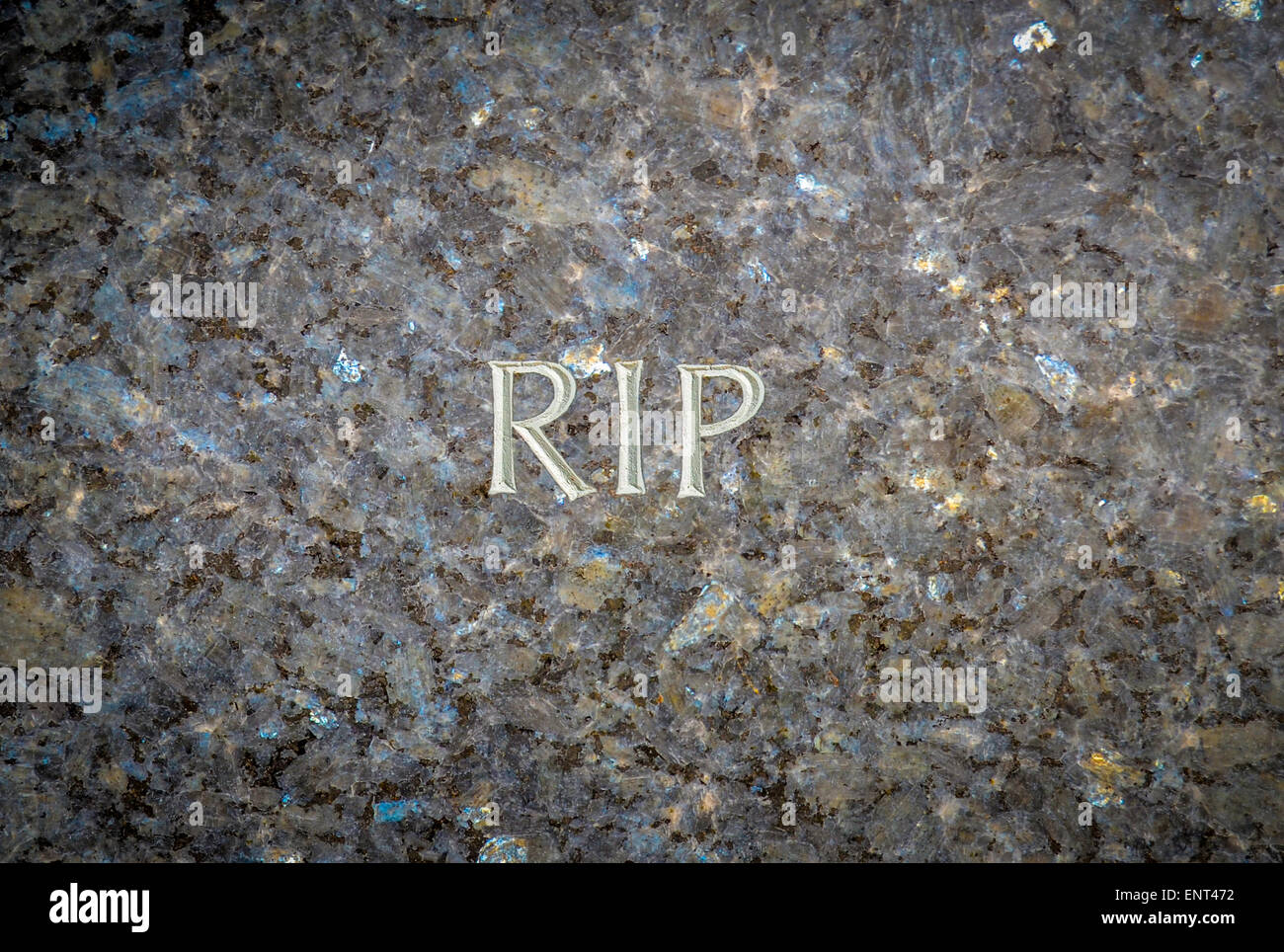 Descanse en paz (RIP) cincelado en una tumba en un cementerio de mármol Foto de stock