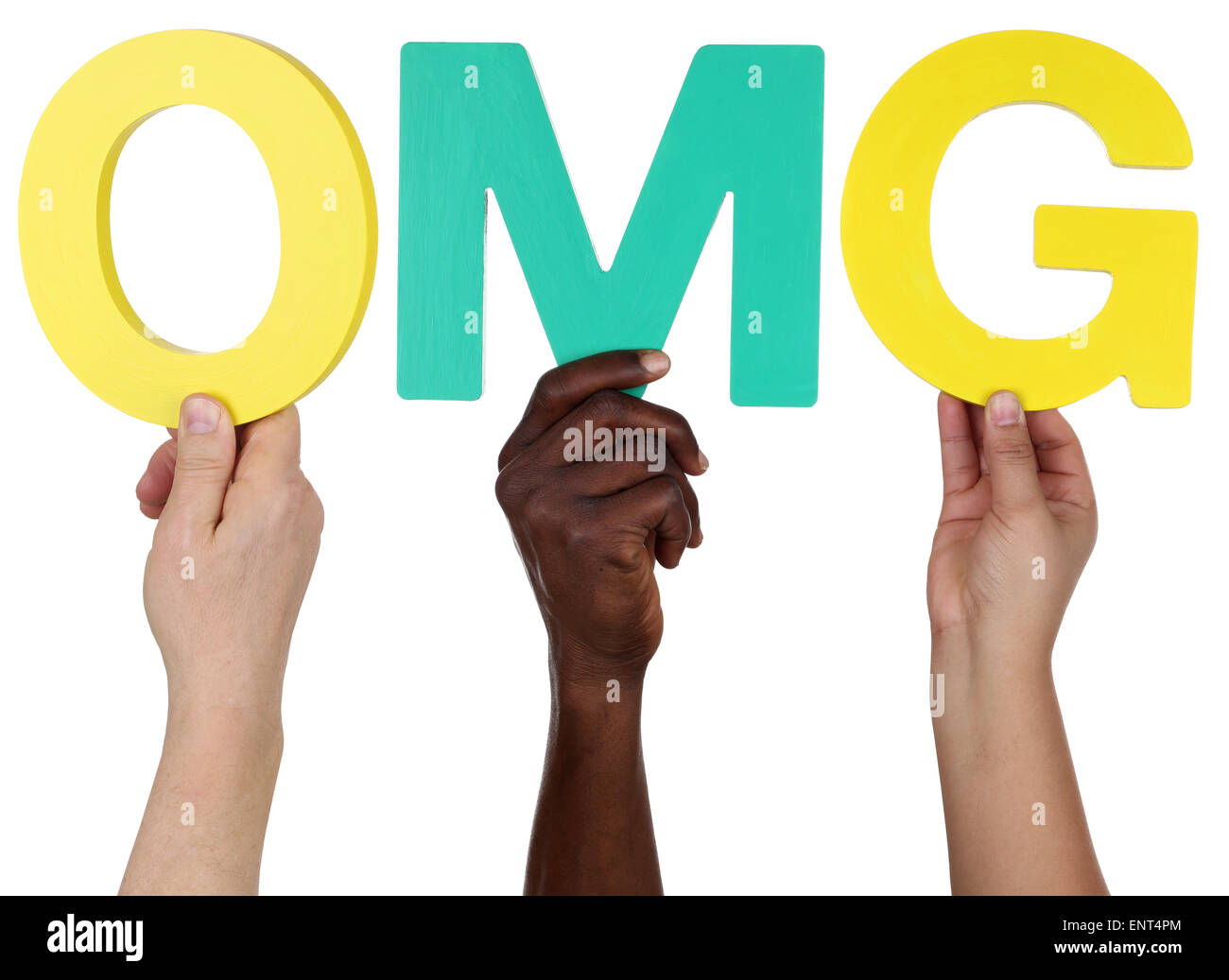 Grupo multiétnico de personas sosteniendo la palabra OMG aislado Foto de stock