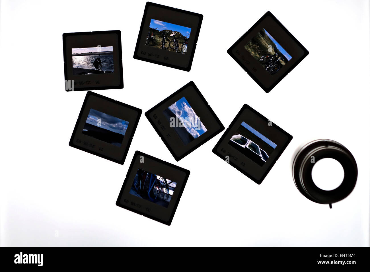 Transparencias en color de 35mm enmarcada imagen película de diapositivas en una caja de luz con lupa ojo Foto de stock