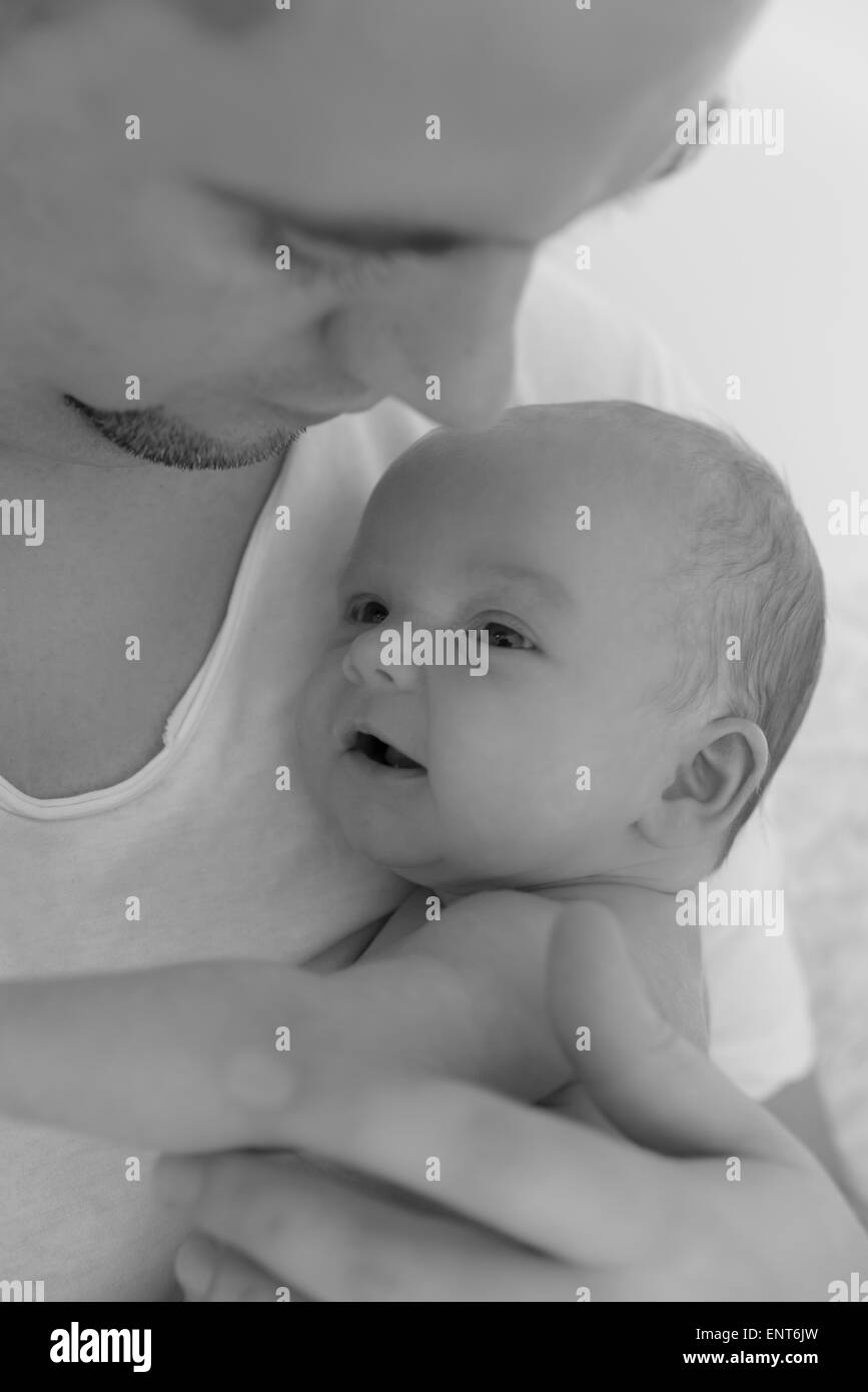 Padre sosteniendo a su bebé recién nacido hija Foto de stock