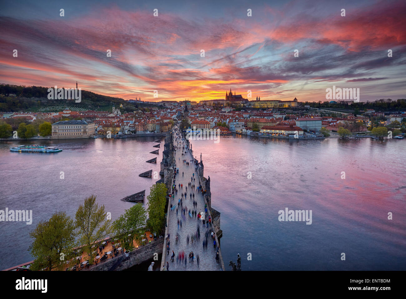 Puesta de sol sobre el puente de Carlos y el Castillo de Praga Foto de stock