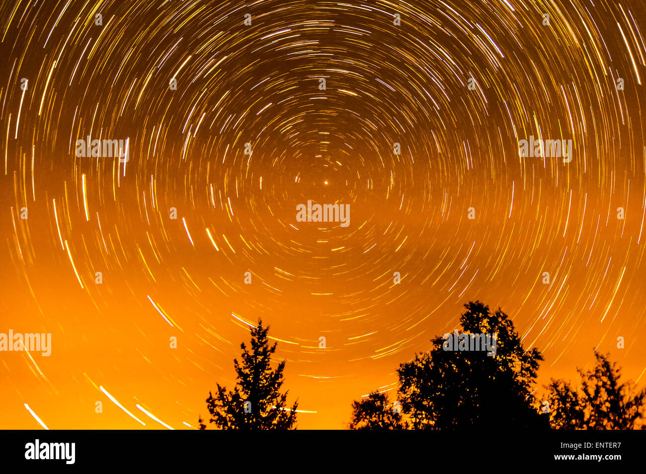 Un sendero de estrellas imagen mostrando el movimiento de las estrellas como la Tierra gira alrededor de su eje en el cielo nocturno, Scotland, Reino Unido Foto de stock