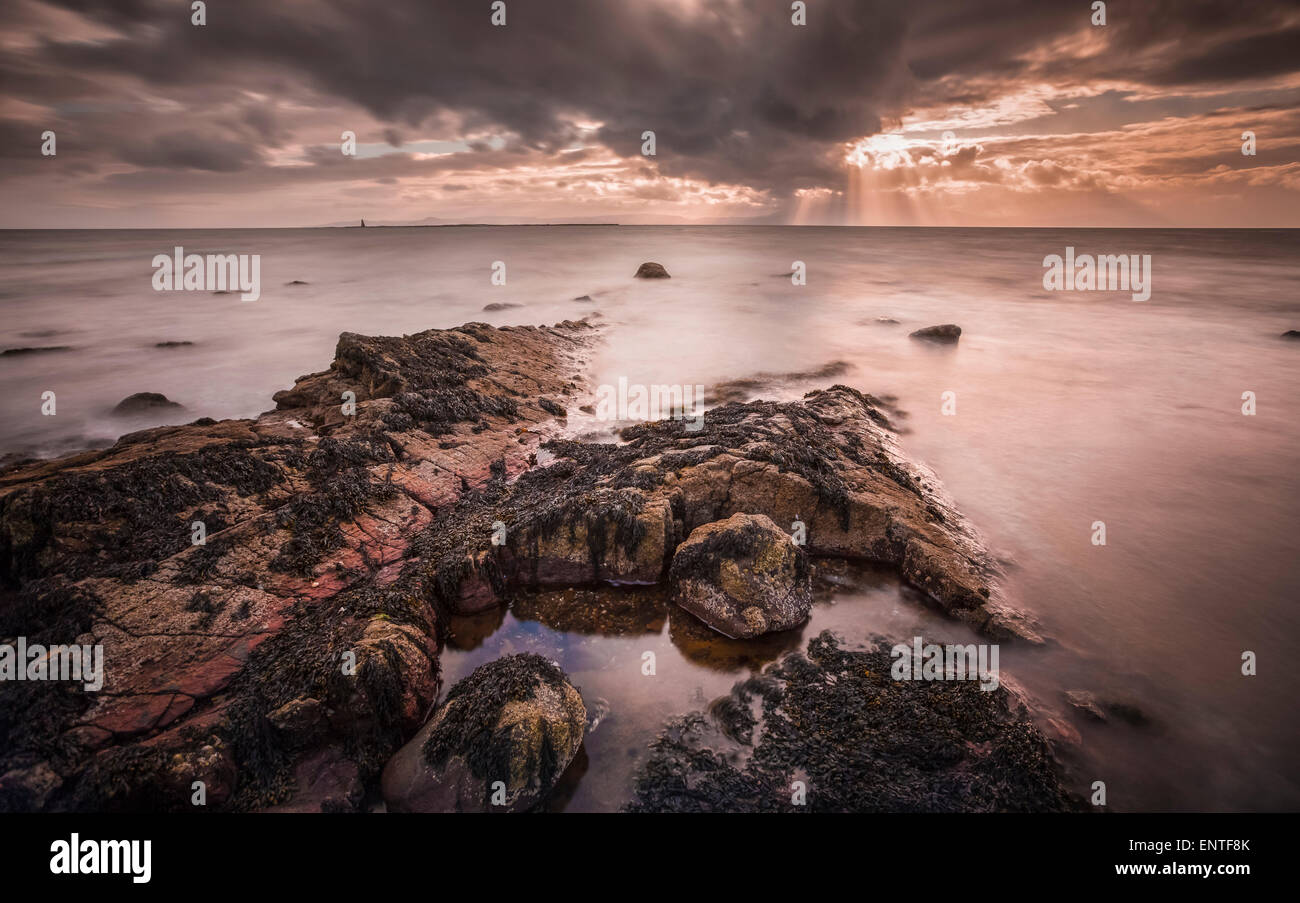 Ardrossan Beach, en Ayrshire, Escocia, Reino Unido al atardecer Foto de stock