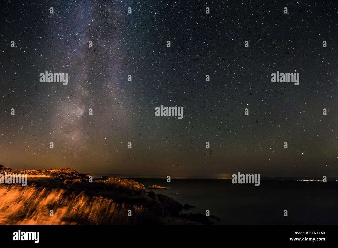 Nuestra Galaxia y las estrellas en el cielo nocturno, Scotland, Reino Unido Foto de stock