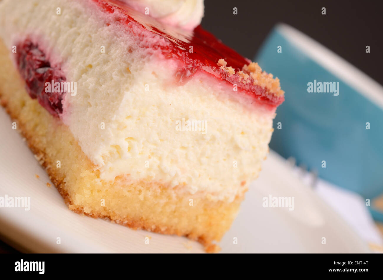 Cerca de una torta de frambuesa sobre una placa blanca. Foto de stock