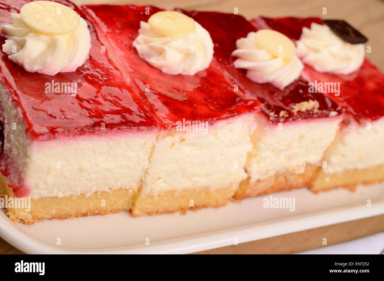 Cerca de una dulce tarta de frambuesa sobre una placa Foto de stock
