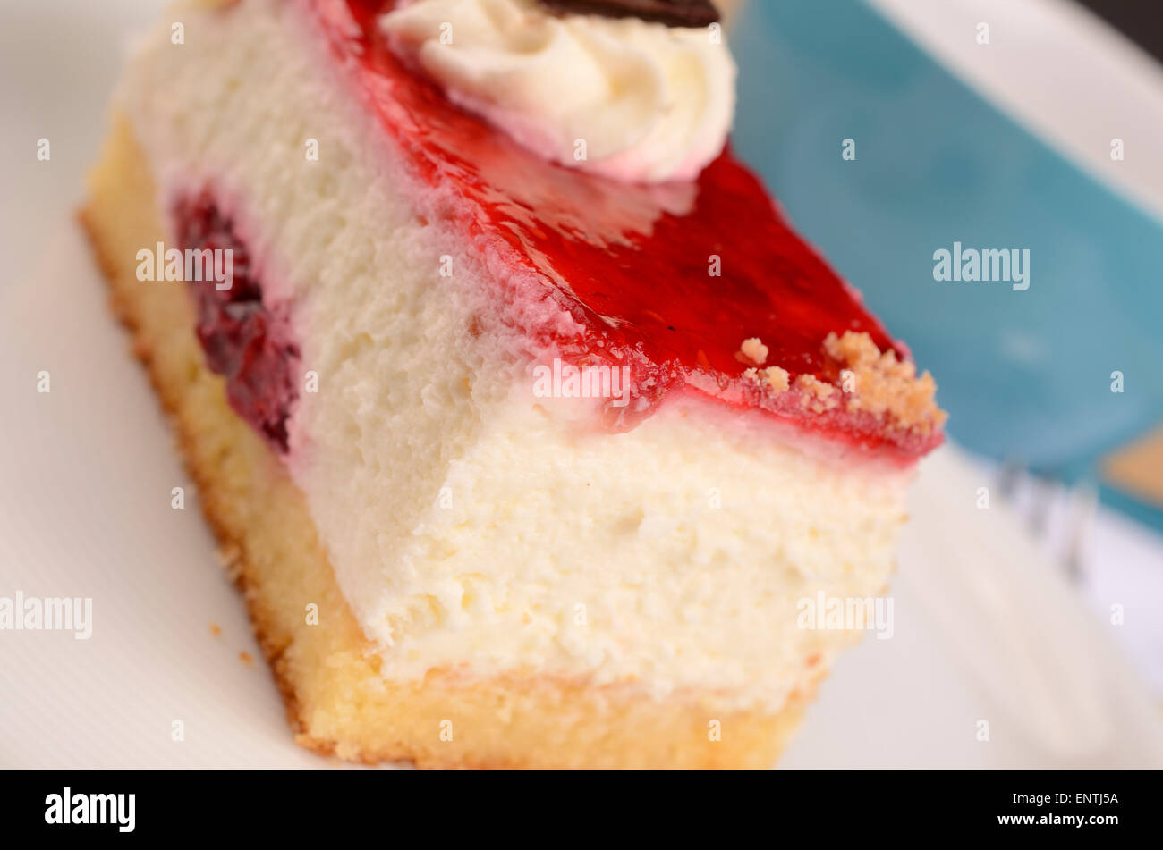 Cerca de una dulce tarta de frambuesa sobre una placa blanca. Foto de stock