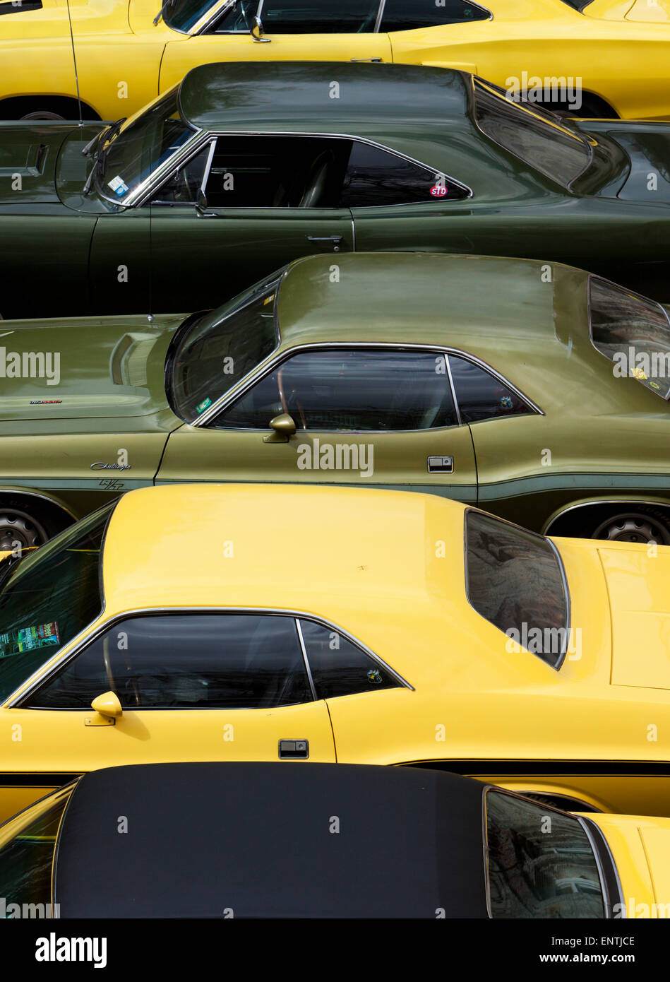 Vintage Dodge Charger y Plymouth Roadrunner muscle cars, un alto ángulo de visualización Foto de stock