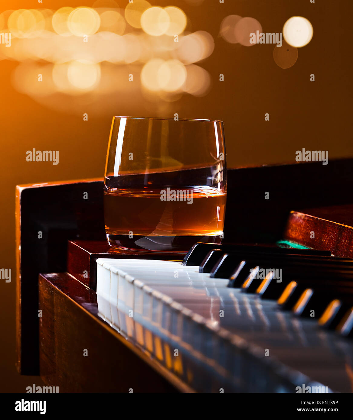 Glass piano whiskey alcohol fotografías e imágenes de alta resolución Alamy