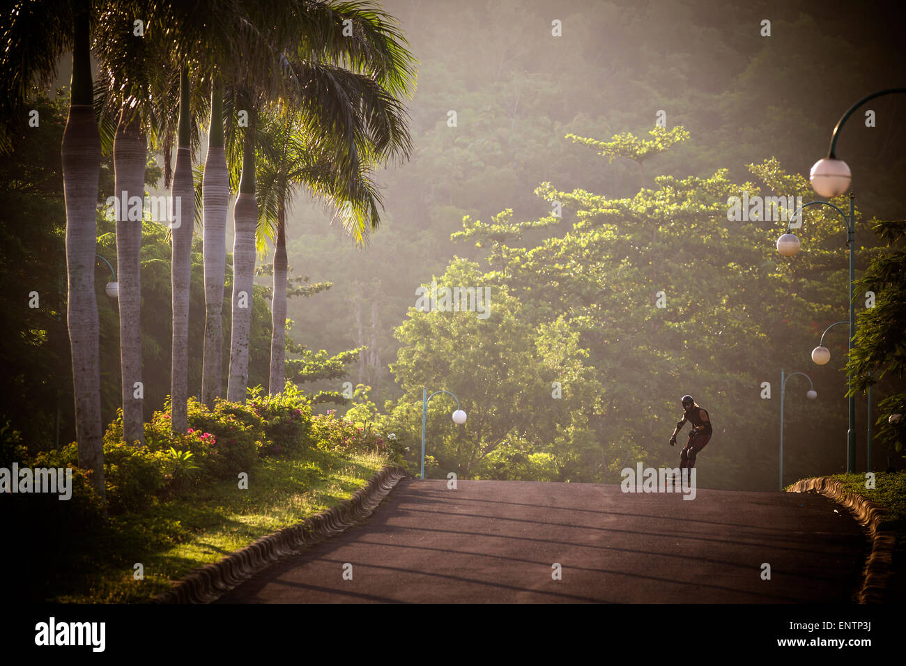 Hombre cabalgando sobre un longboard skate, Bali, Indonesia Fotografía de  stock - Alamy