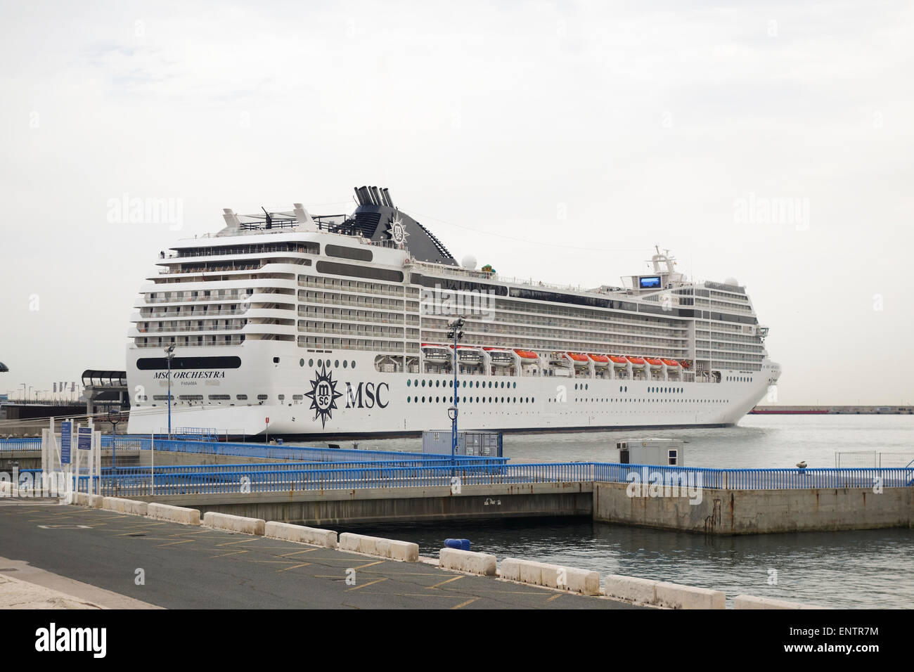 Moderna línea de crucero, crucero, MSC Orchestra en el puerto de Málaga, Costa del Sol, España. Foto de stock