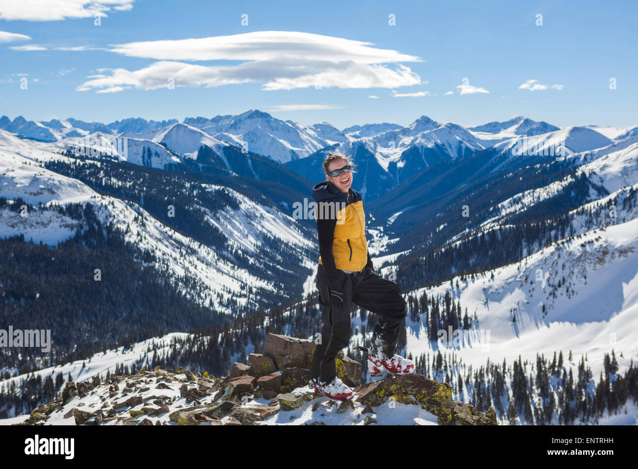 Una mujer se ríe con alegría el trico Pico rojo pase por encima de la montaña, el Bosque Nacional de San Juan, Colorado. Foto de stock