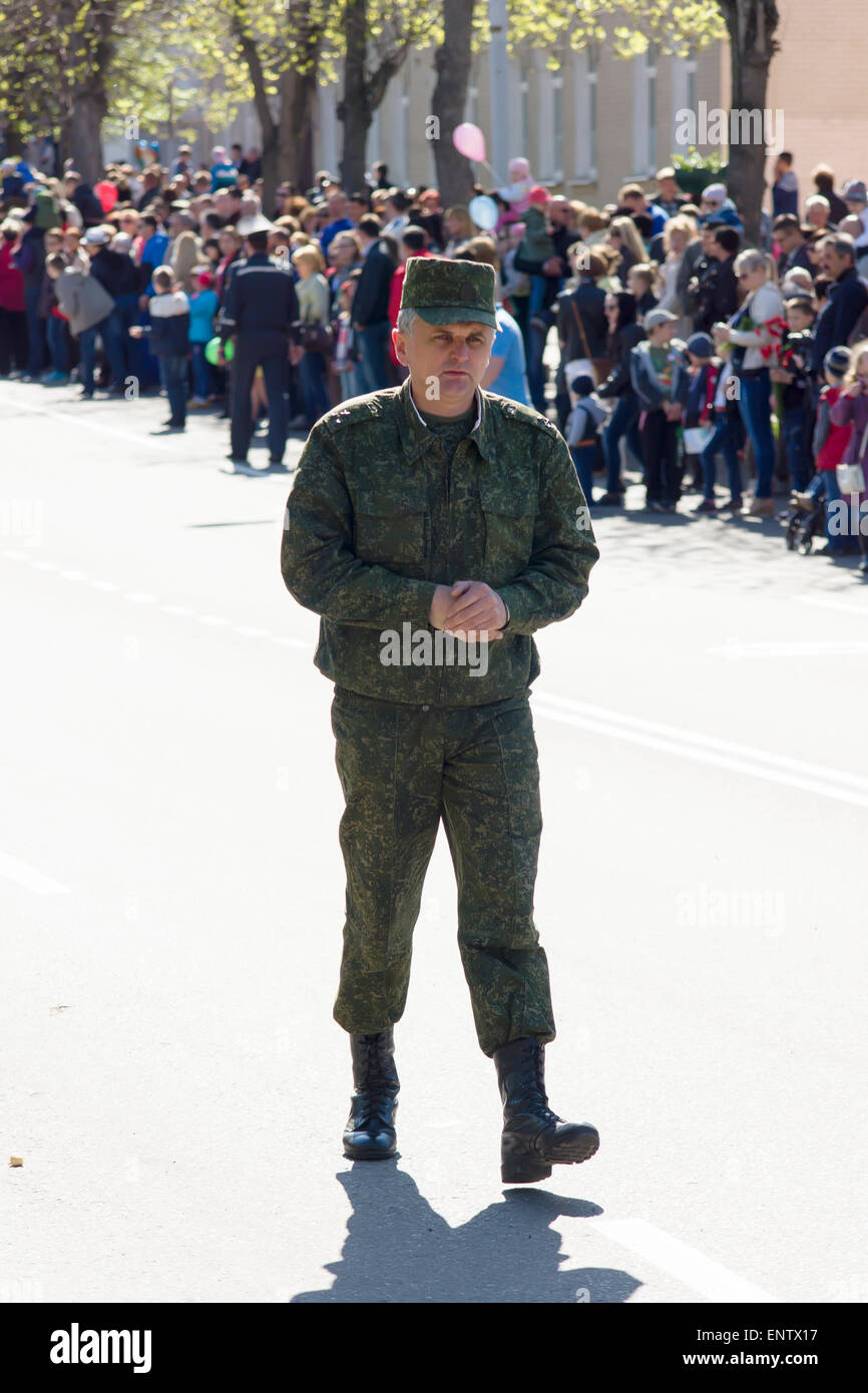 9 de mayo de 2015, Belarús, Borisov: Ilustración desfile de Día de la victoria en Borisov. La gente va para el desfile en honor del Día de la victoria. Foto de stock