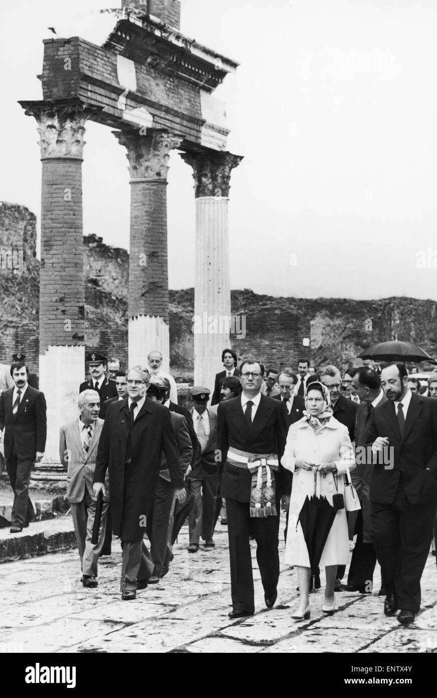 La Reina y el Duque de Edimburgo a las antiguas ruinas de Pompeya durante una visita a Italia. 19 de octubre de 1980. Foto de stock