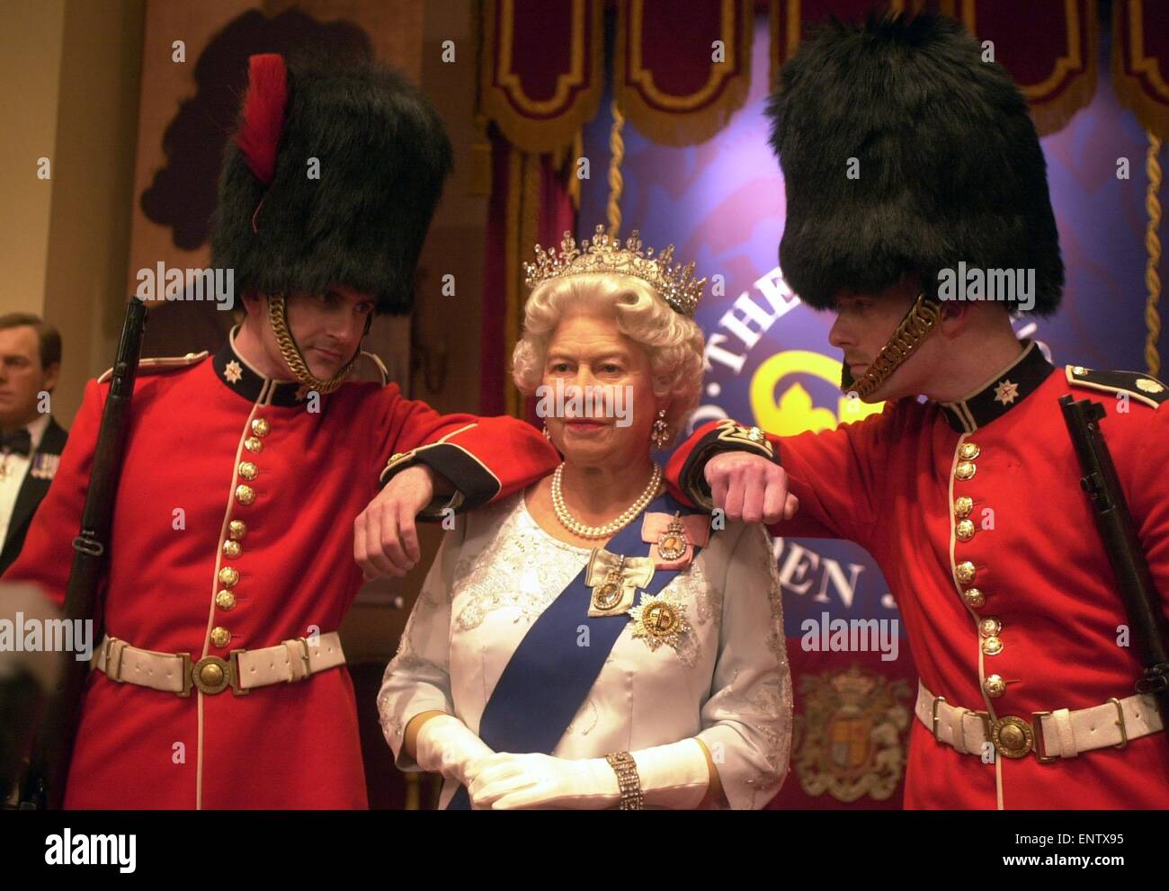 Visitantes en obras de cera Madame Tussauds puede tener sus fotos tomadas con la reina Isabel II la modelo, las cuerdas se han quitado en la marca del Jubileo de Oro. Mayo de 2002 Foto de stock