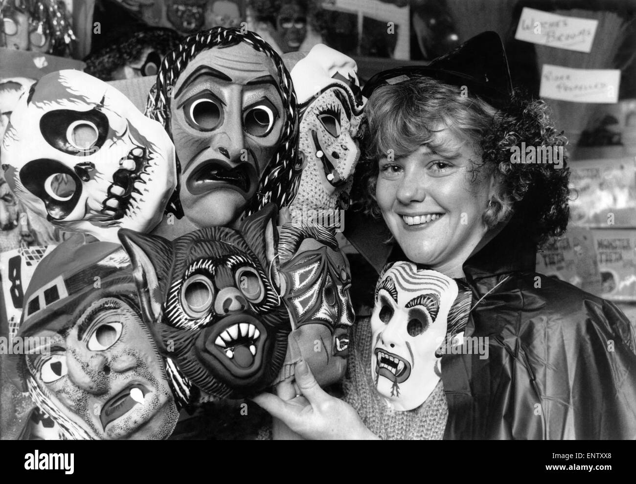 Colocar para asustar: Ceri Gabe-Jones con una selección de Paul Saunders" macabros máscaras de Halloween. Octubre de 1990 P029152 Foto de stock