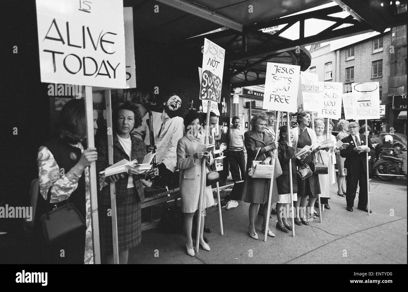 Manifestantes y star se mezclan fuera del Palace Theatre, Cambridge