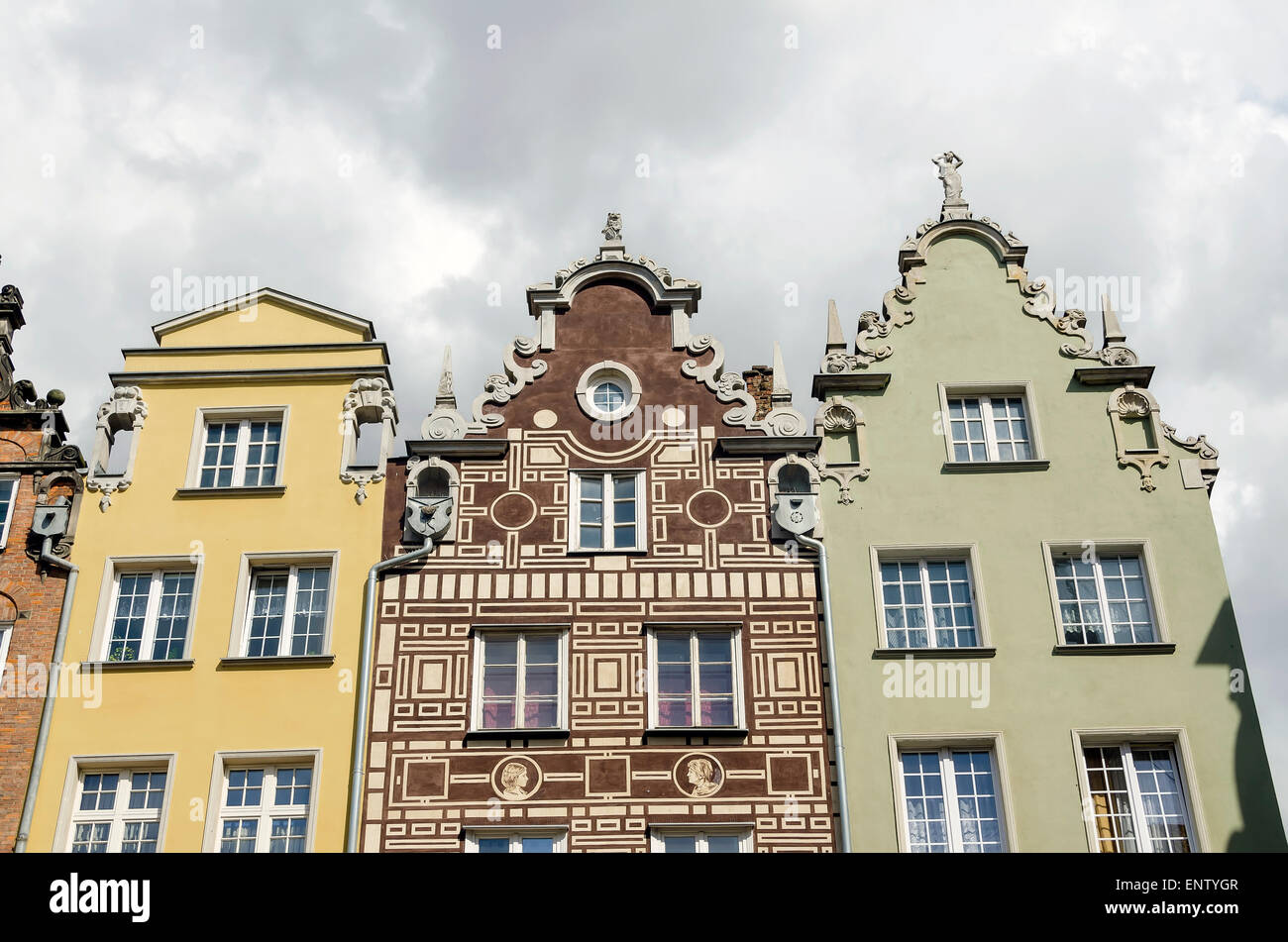 Arquitectura antigua Ciudad Gdansk Polonia mostrando varios estilos de conventillos con tejados de dos aguas y Foto de stock