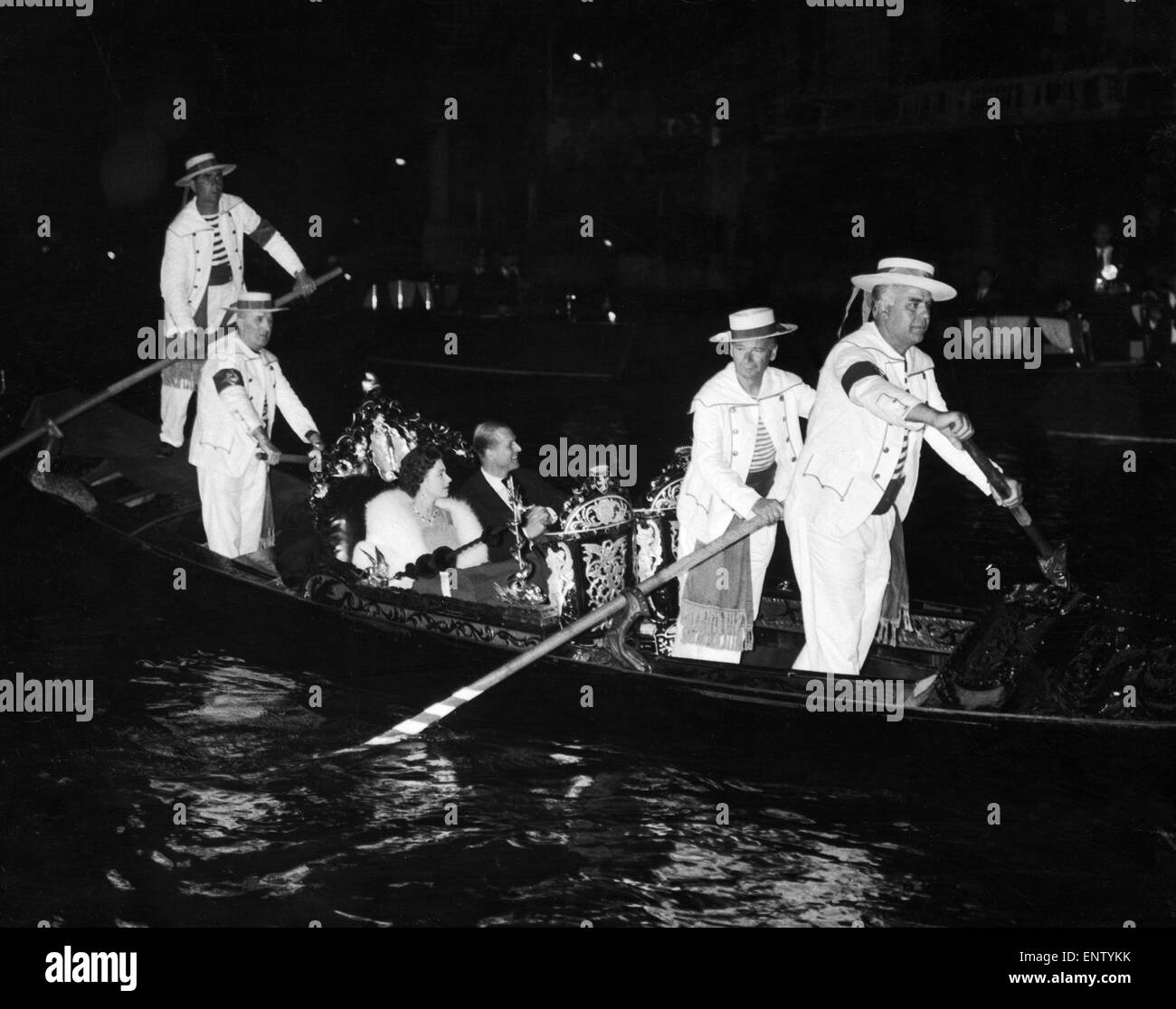 La Reina y el Duque de Edimburgo en Venecia en una góndola. 8 de mayo de 1961. Foto de stock