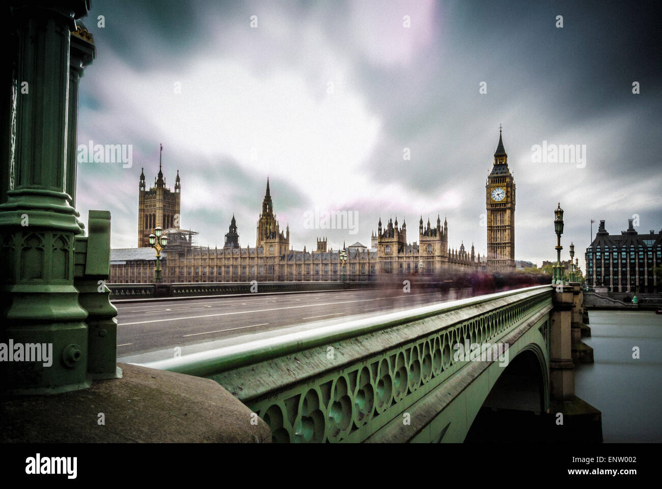 Westminster Bridge sobre el río Támesis con las Casas del Parlamento y el Big Ben de fondo. Londres, Reino Unido. Foto de stock