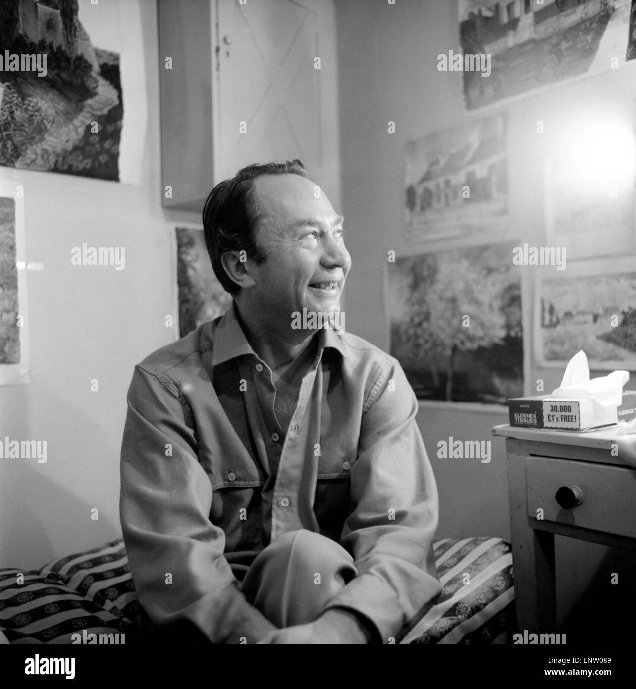 El actor Peter Sallis visto aquí obteniendo compuesta. Circa 1965 Fotografía de stock Alamy